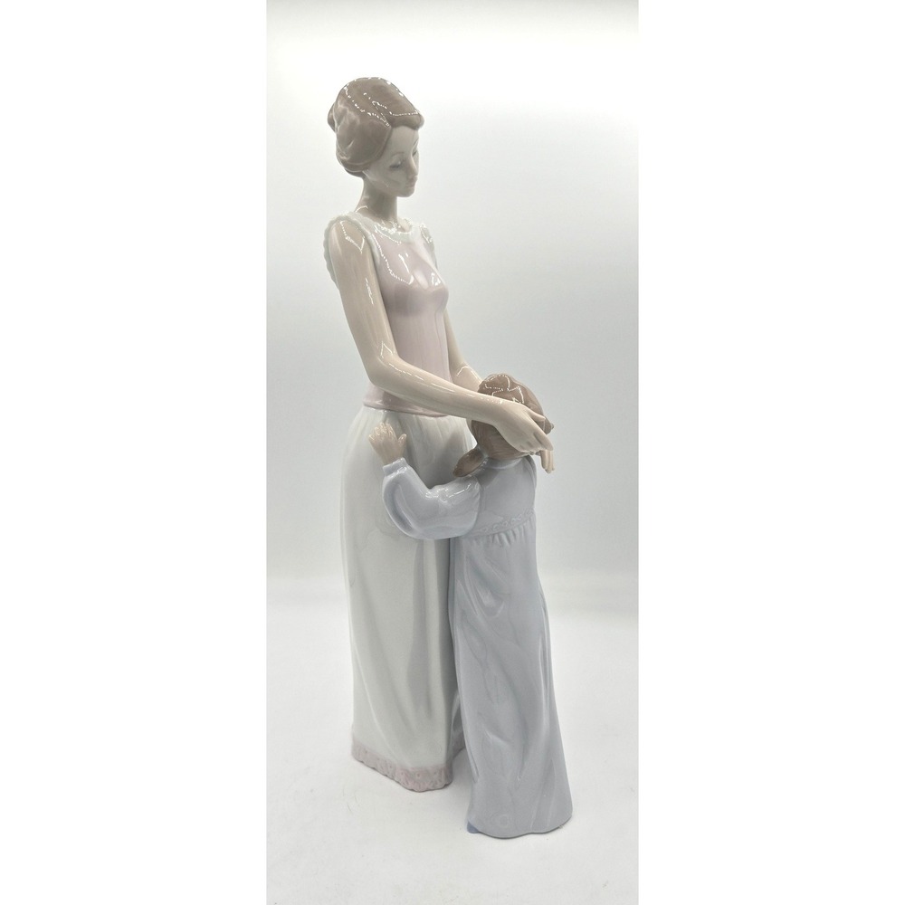 Lladro #6771: Someone to Look Up To (Retired, No Box)
